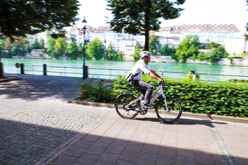 Velofahrer an einem sommerlichen Tag auf der Rheinpromenade im Kanton Basel-Stadt.