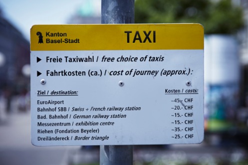 Nahaufnahme eines Taxistand-Schildes mit Informationen zu den Fahrtkosten im Kanton Basel-Stadt
