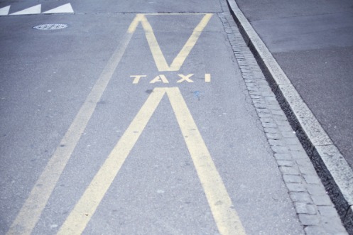 Verblasste Strassenmarkierung eines Taxistands auf einer Fahrbahn des Kantons Basel-Stadt.