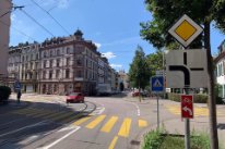 Foto der Kreuzung Riehenstrasse Ecke Hammerstrasse in Basel aus der Sicht eines Radfahrers, auf der Riehenstrassevon der Messe her kommend